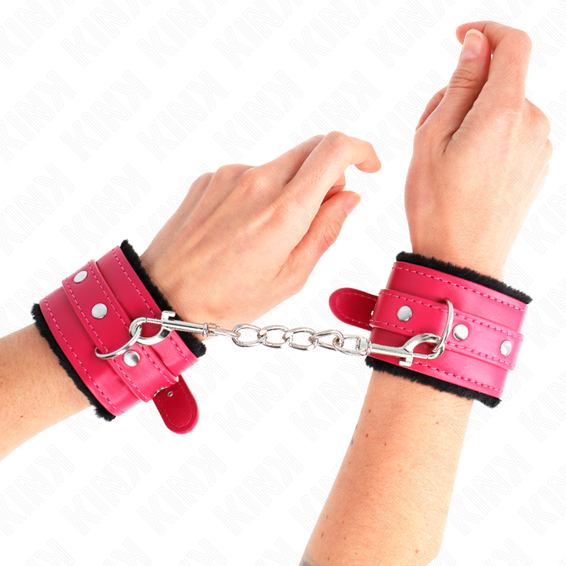 KINK - WYSOKIEJ JAKOŚCI UCHWYTY NA NADGARSTKI WYKOŃCZONE FUTREM, CZARNE Z PASKIEM W KOLORZE MALINOWYM, REGULOWANE 17-29 CM X 6 CM