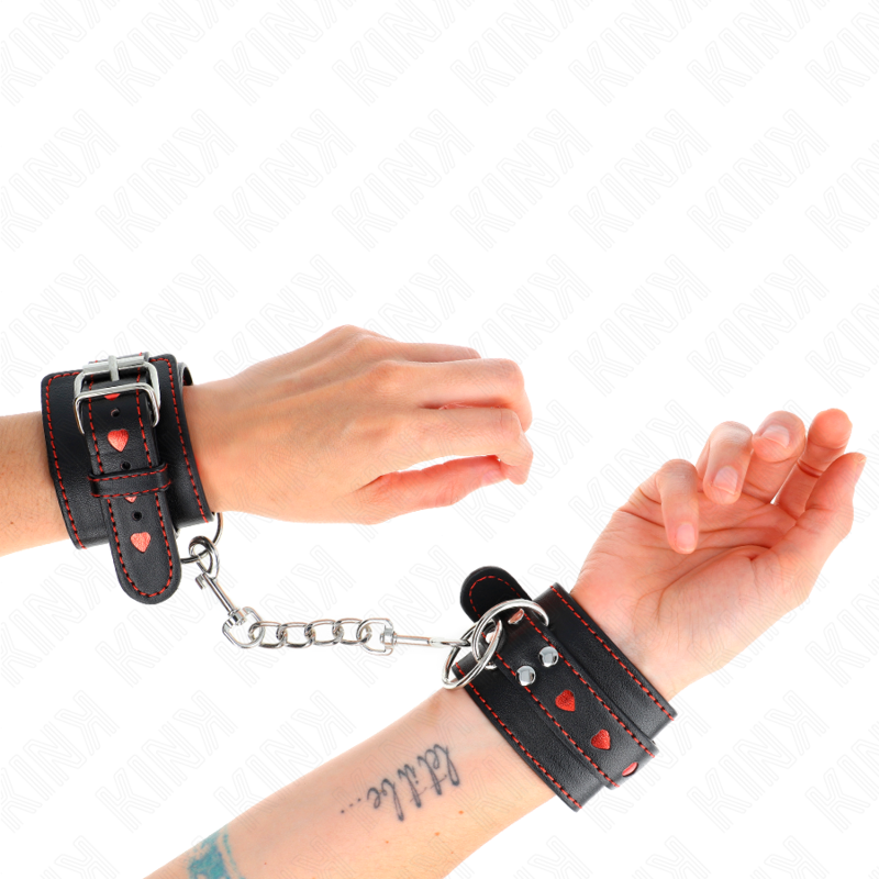 KINK – SCHWARZE HANDGELENKSFESSELN MIT ROTEM HERZ-INLAY, VERSTELLBAR 21–28 CM X 5,5 CM