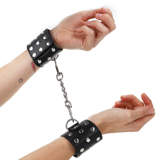 KINK - KLAMRY NA NADGARSTKI Z ZAPIĘCIEM NA NAPĘD Z NITAMI CZARNE REGULOWANE 19-24 CM X 5,5 CM