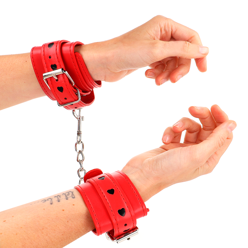 KINK – ROTE HANDGELENKFESSELN MIT SCHWARZEM HERZ-INLAY, VERSTELLBAR 21–28 CM X 5,5 CM