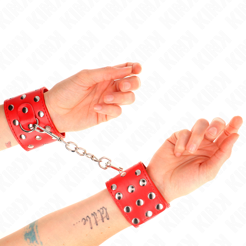 KINK - KLAMRY NA NADGARSTKI Z ZAPIĘCIEM NA NAPĘD, PEŁNE NITÓW, CZERWONE, REGULOWANE 19-24 CM X 5,5 CM